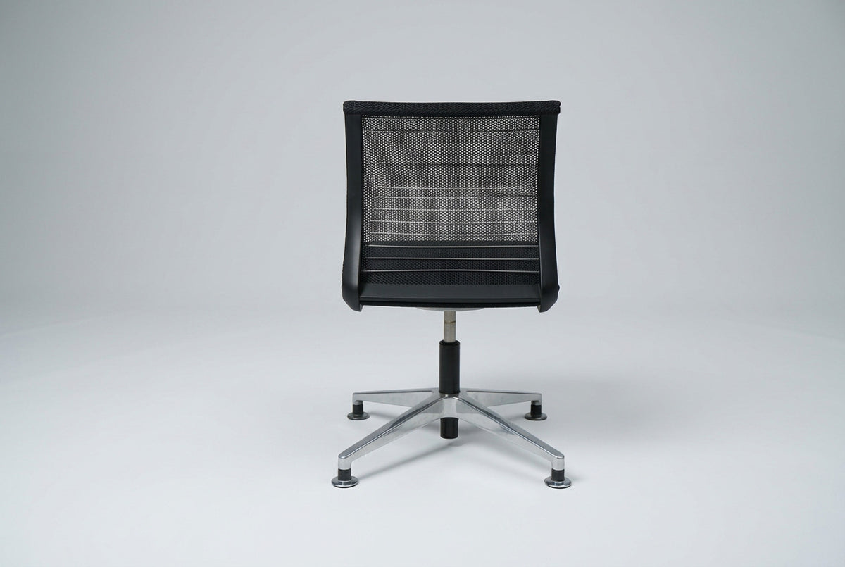 Steelcase Think mødestol set bagfra med sort meshryg og fodkryds i poleret aluminium