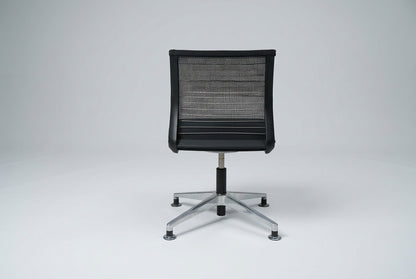 Steelcase Think mødestol set bagfra med sort meshryg og fodkryds i poleret aluminium
