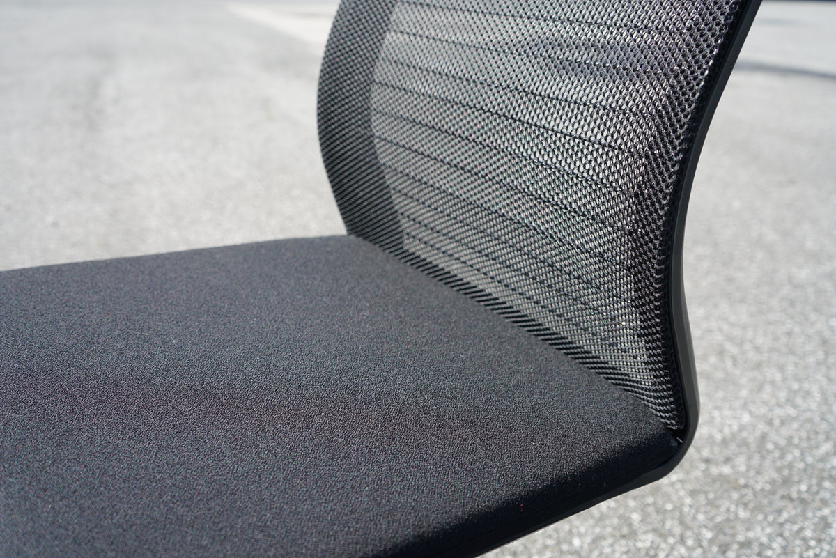 Nærbillede af Steelcase Think mødestol med sort sædepolstring og detaljer i meshryggen