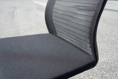 Nærbillede af Steelcase Think mødestol med sort sædepolstring og detaljer i meshryggen