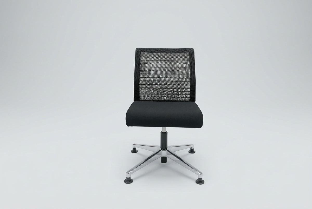 Steelcase Think mødestol set forfra med sort polstret sæde, sort meshryg og fodkryds i poleret aluminium