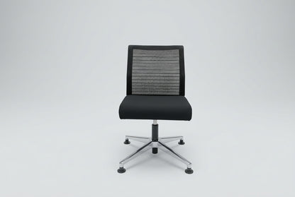 Steelcase Think mødestol set forfra med sort polstret sæde, sort meshryg og fodkryds i poleret aluminium