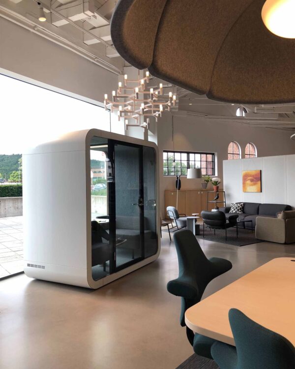 Stillbox kontorpod til 4 personer i grå set forfra – lydisoleret mødepod med dobbelt glas, LED-belysning, ventilation samt USB-A- og USB-C-porte til moderne kontormiljøer.