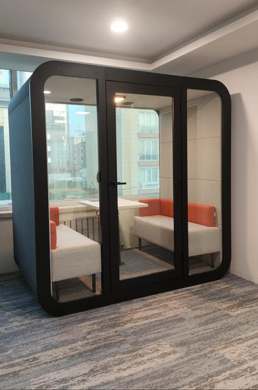 Stillbox kontorpod til 4 personer i sort set fra siden – lydisoleret kontorpod med moderne design, dobbelt glas og effektiv ventilation til møder, videokonferencer og fokuseret arbejde.