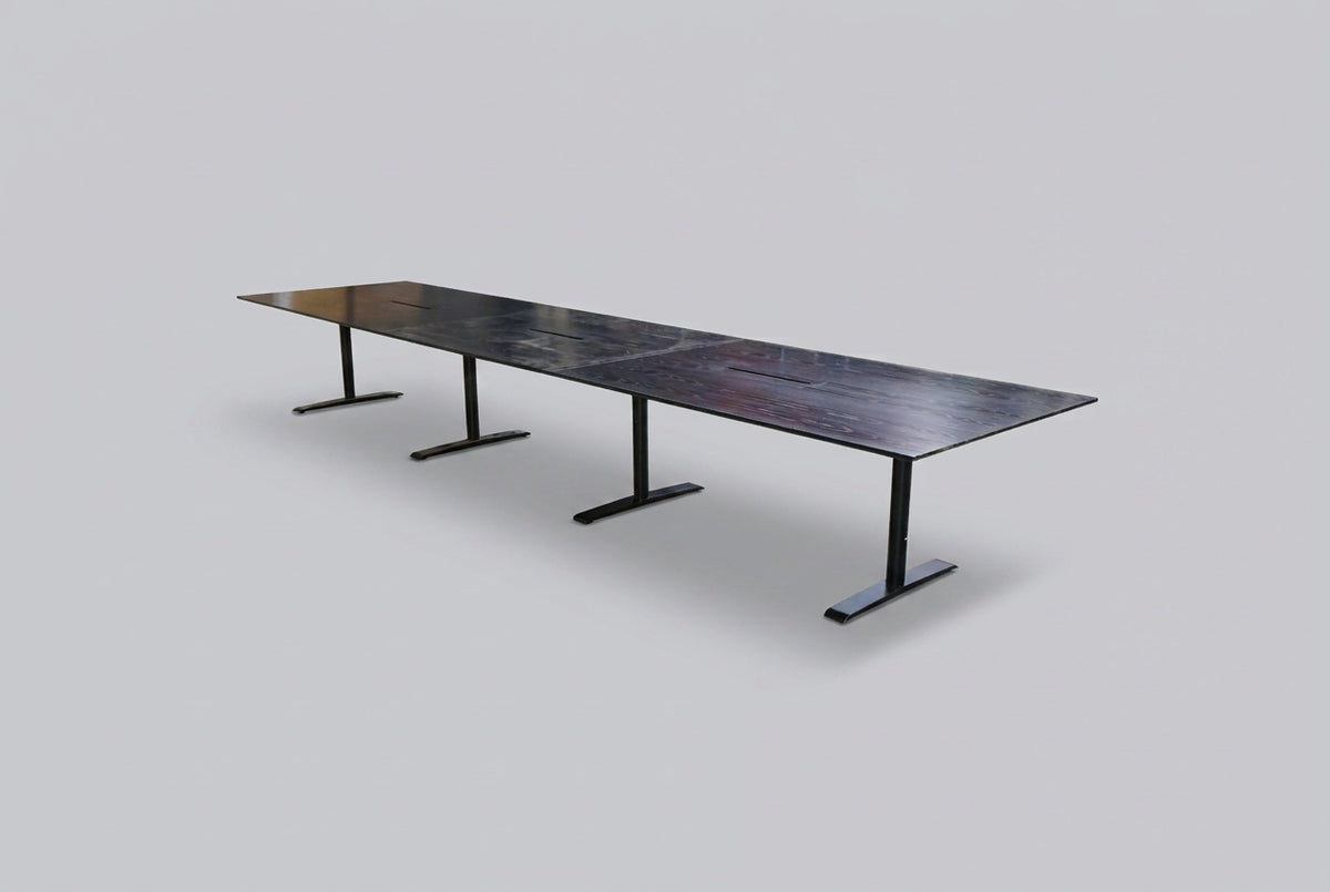 Stort mødebord og konferencebord i sort eg med sort stel og affaset kant, måler 500x120x73 cm, set forfra.