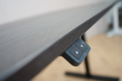 Elektrisk betjeningspanel til Sweds hæve-sænkebord 120x70 cm i mørk egetræ
