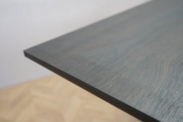 Detalje af bordplade i mørk egetræ på Sweds hæve-sænkebord 120x70 cm