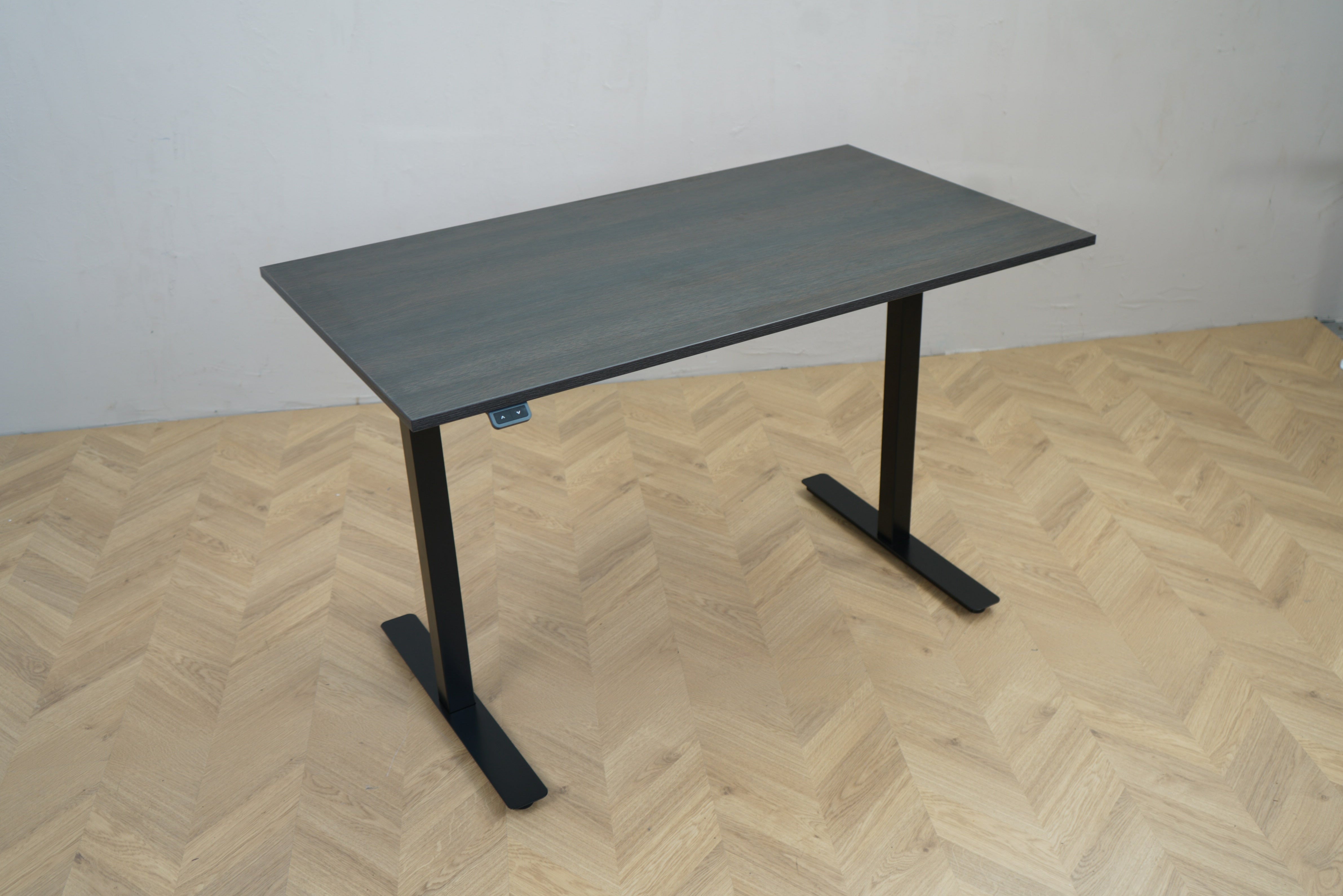 Sweds hæve-sænkebord 120x70 cm i mørk egetræ med sort stel – set fra skrå vinkel