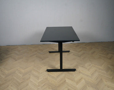 Sweds hæve-sænkebord 120x70 cm i sort – set fra siden i vinkelvisning