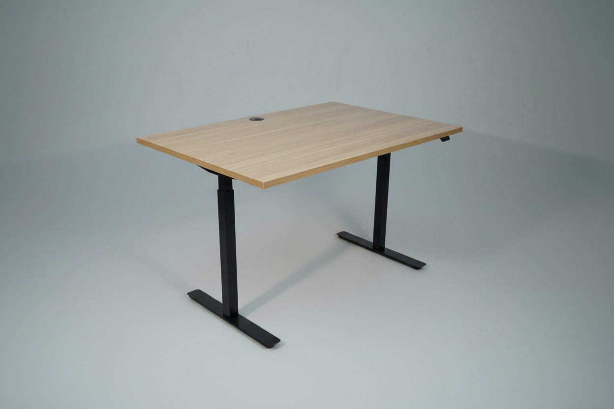 Swedstyle elektrisk hæve-sænkebord med hvid laminatbordplade set fra skrå vinkel.