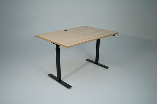 Swedstyle elektrisk hæve-sænkebord med hvid laminatbordplade set fra skrå vinkel.