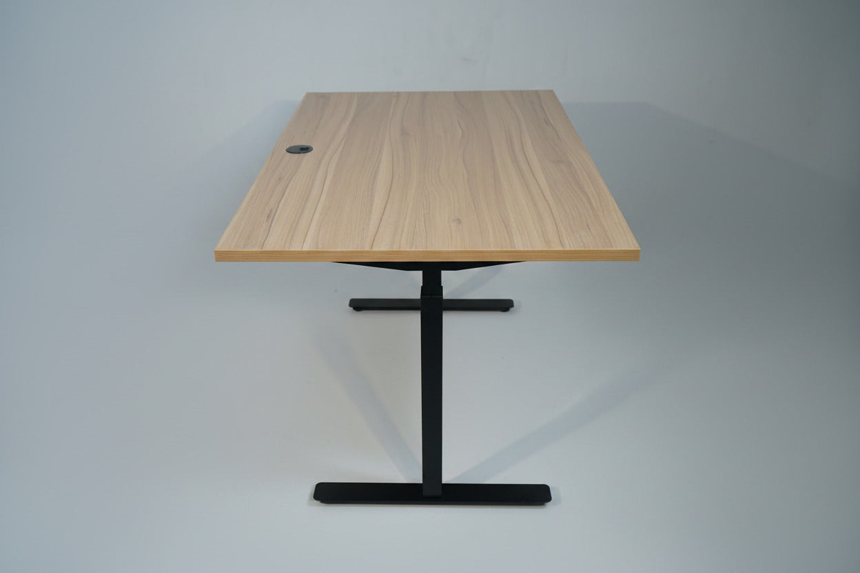 Swedstyle elektrisk hæve-sænkebord med hvid laminatbordplade set fra siden.