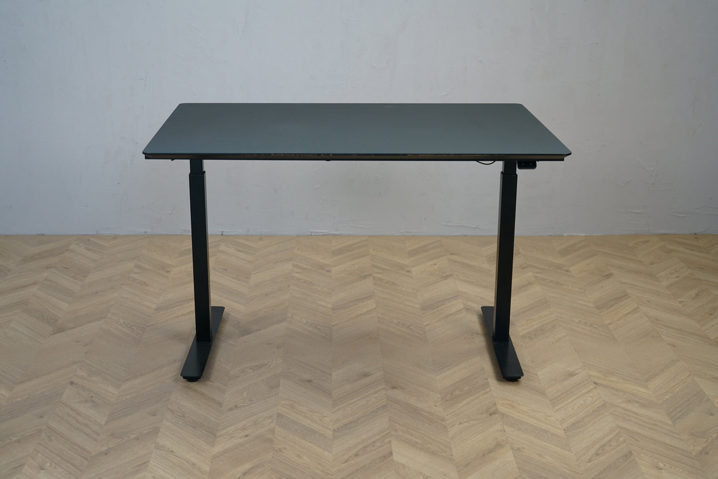 Swedstyle hæve sænkebord 120x80 cm med sort linoleum bordplade og sort stel set forfra
