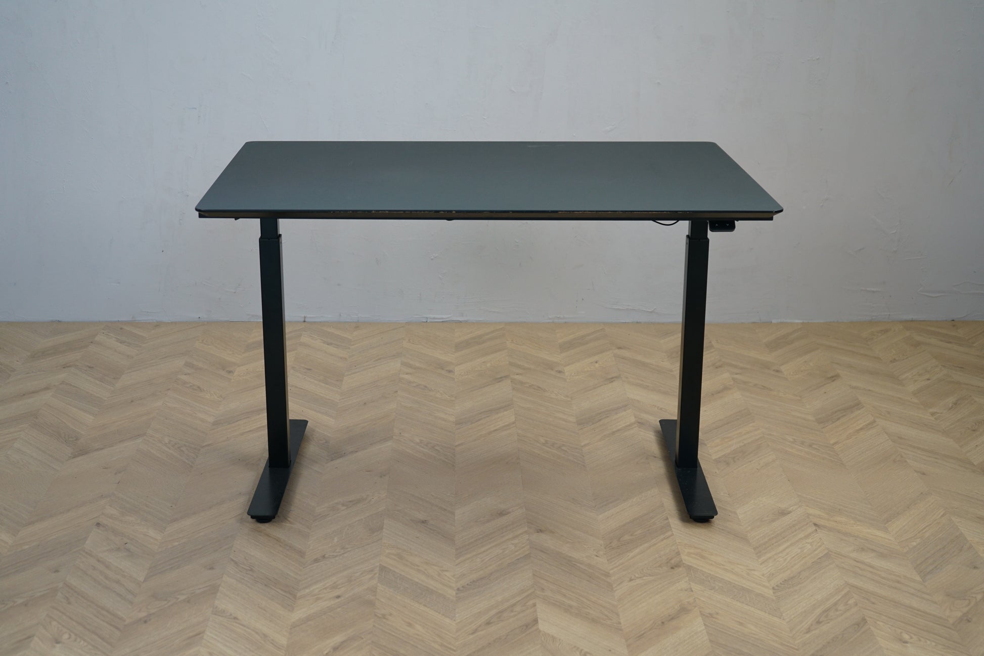 Swedstyle hæve sænkebord 120x80 cm med sort linoleum bordplade og sort stel set forfra