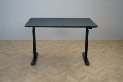 Swedstyle hæve sænkebord 120x80 cm med sort linoleum bordplade og sort stel set forfra