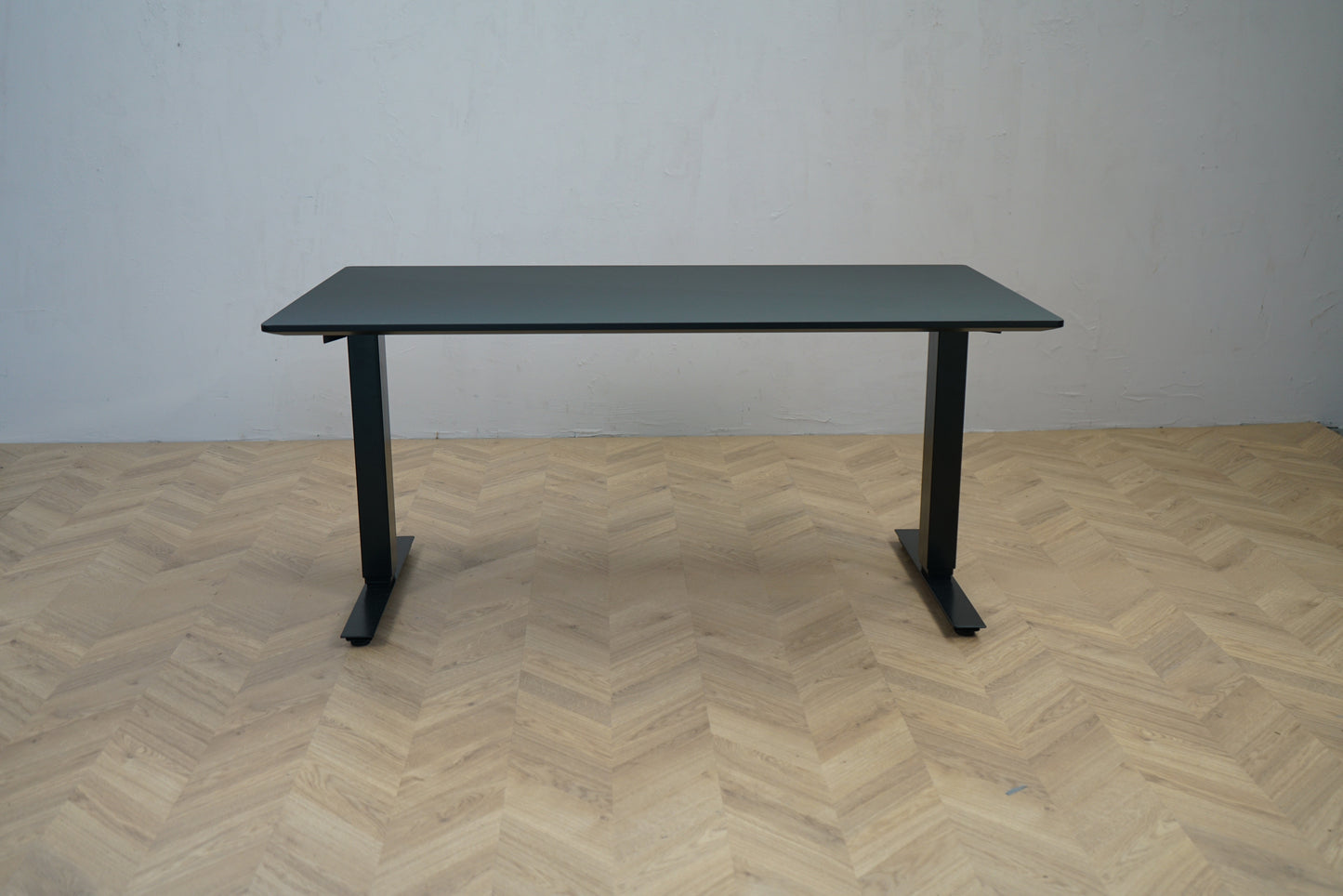 Swedstyle hæve sænkebord 140x80 cm med sort linoleum bordplade og sort stel set forfra