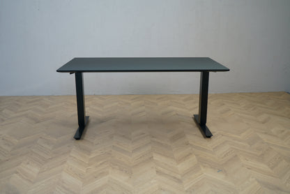 Swedstyle hæve sænkebord 140x80 cm med sort linoleum bordplade og sort stel set forfra