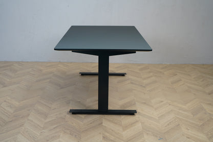 Swedstyle hæve sænkebord 140x80 cm med sort stel set fra siden