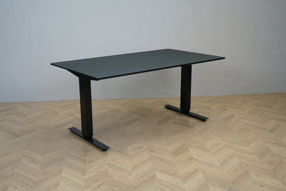 Swedstyle hæve sænkebord 140x80 cm med sort linoleum bordplade set skråt forfra