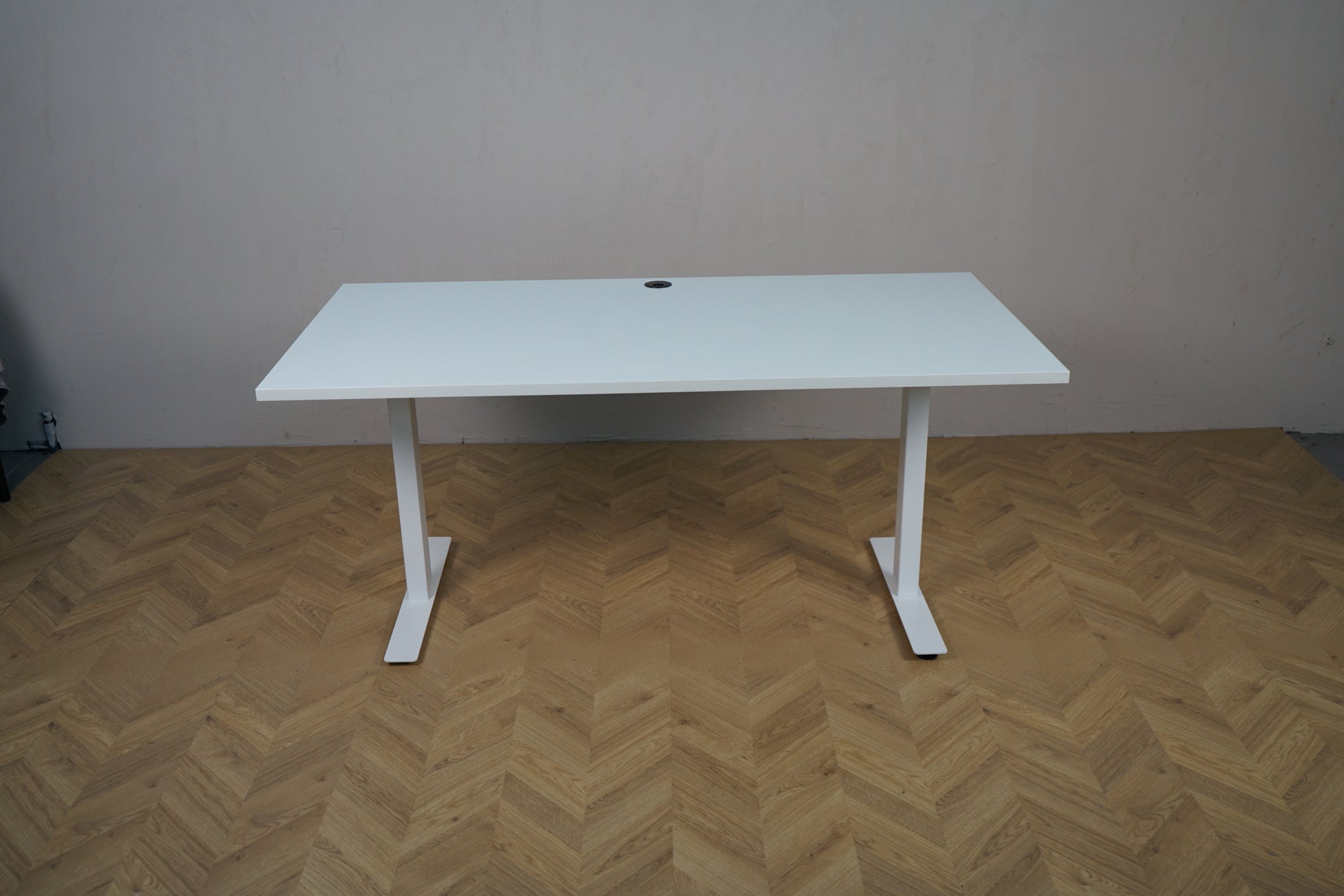 Swedstyle hæve-sænkebord 160x80 cm i hvid set fra skrå vinkel