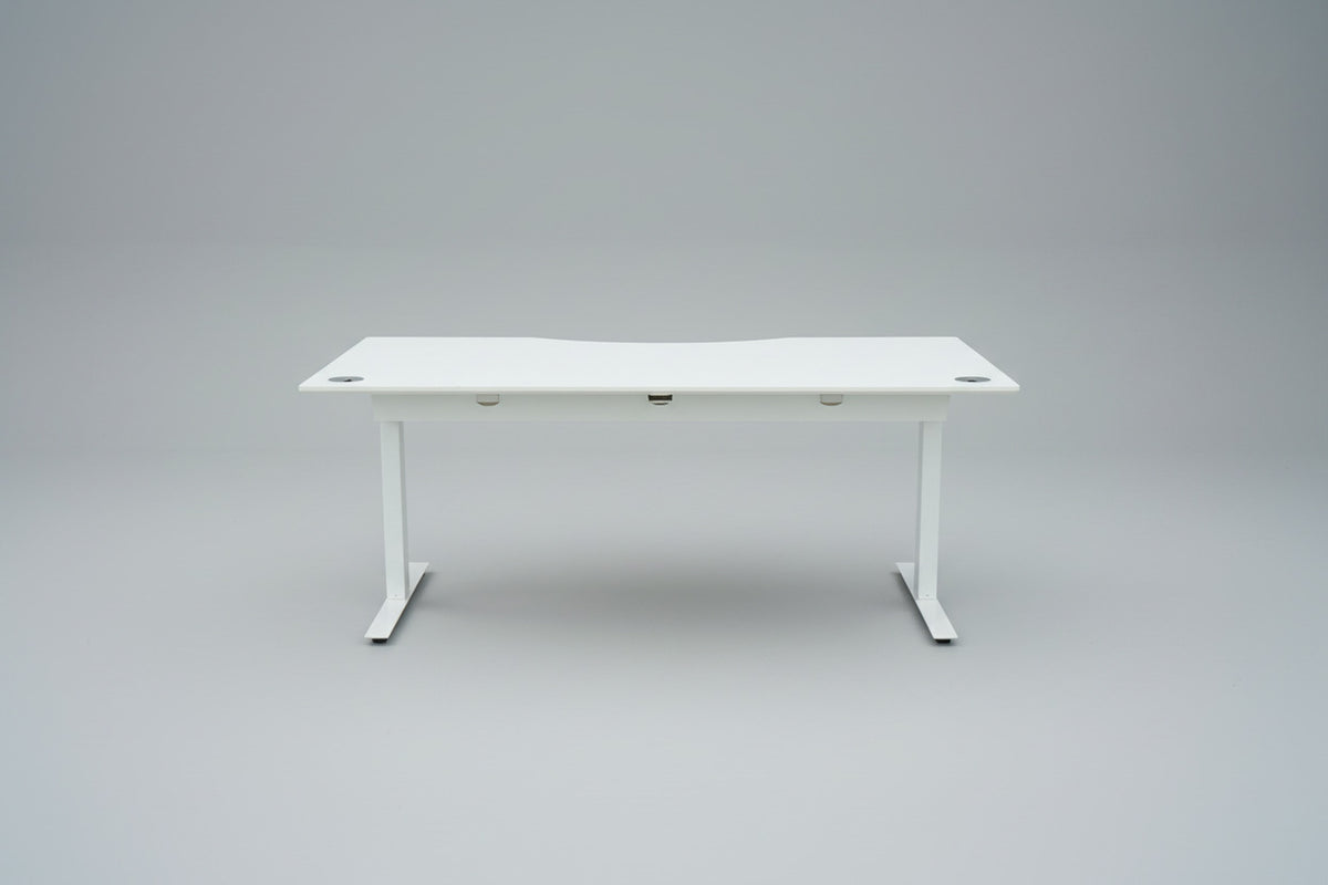 Swedstyle hæve-sænkebord 180x90 cm med hvidt stel og hvid kabelbakke – set bagfra