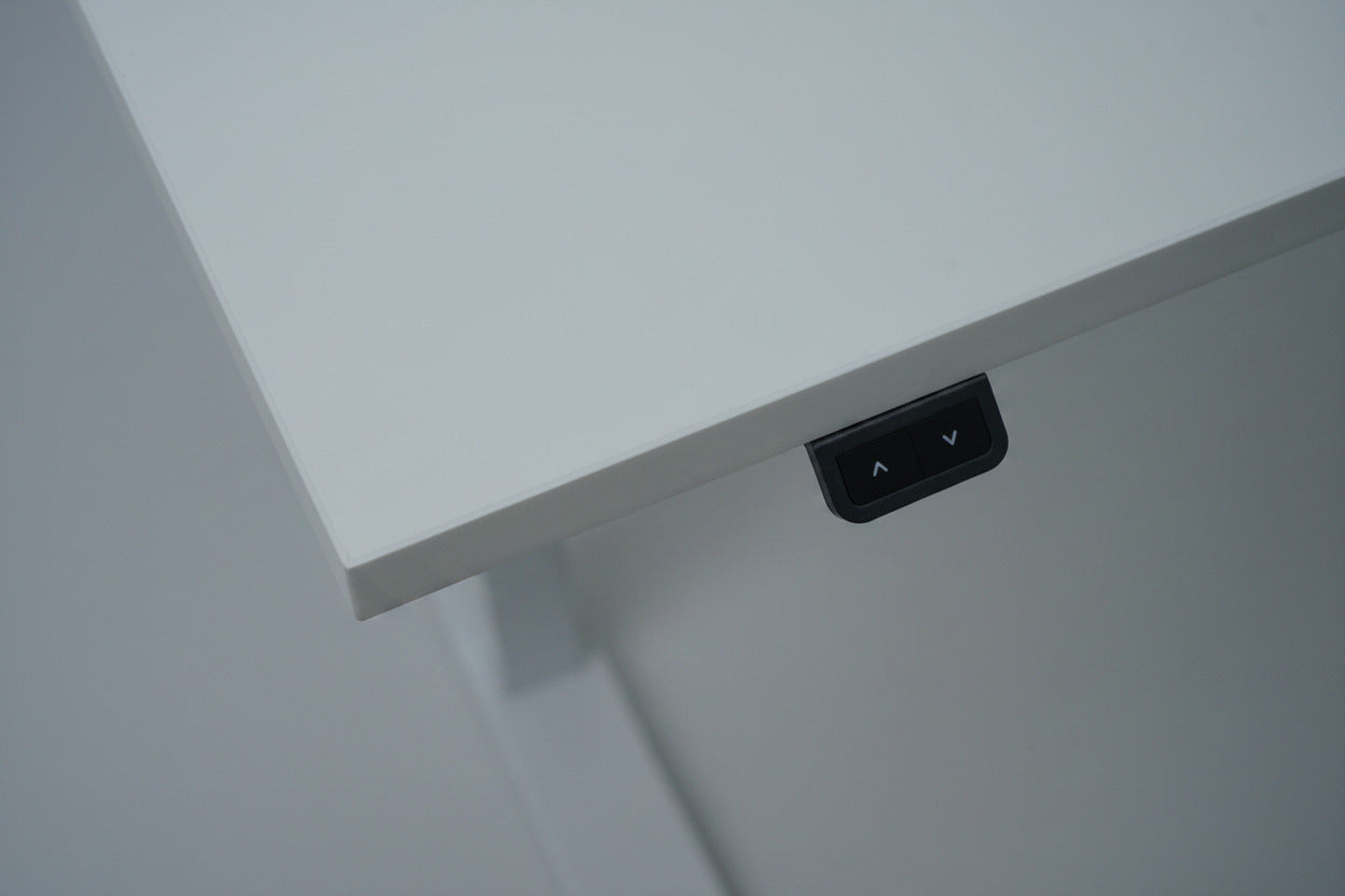 Nærbillede af hvid laminatbordplade og stel på Swedstyle elektrisk hæve-sænkebord.