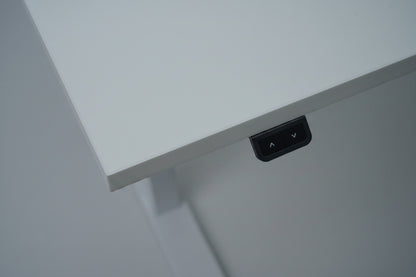 Nærbillede af hvid laminatbordplade og stel på Swedstyle elektrisk hæve-sænkebord.