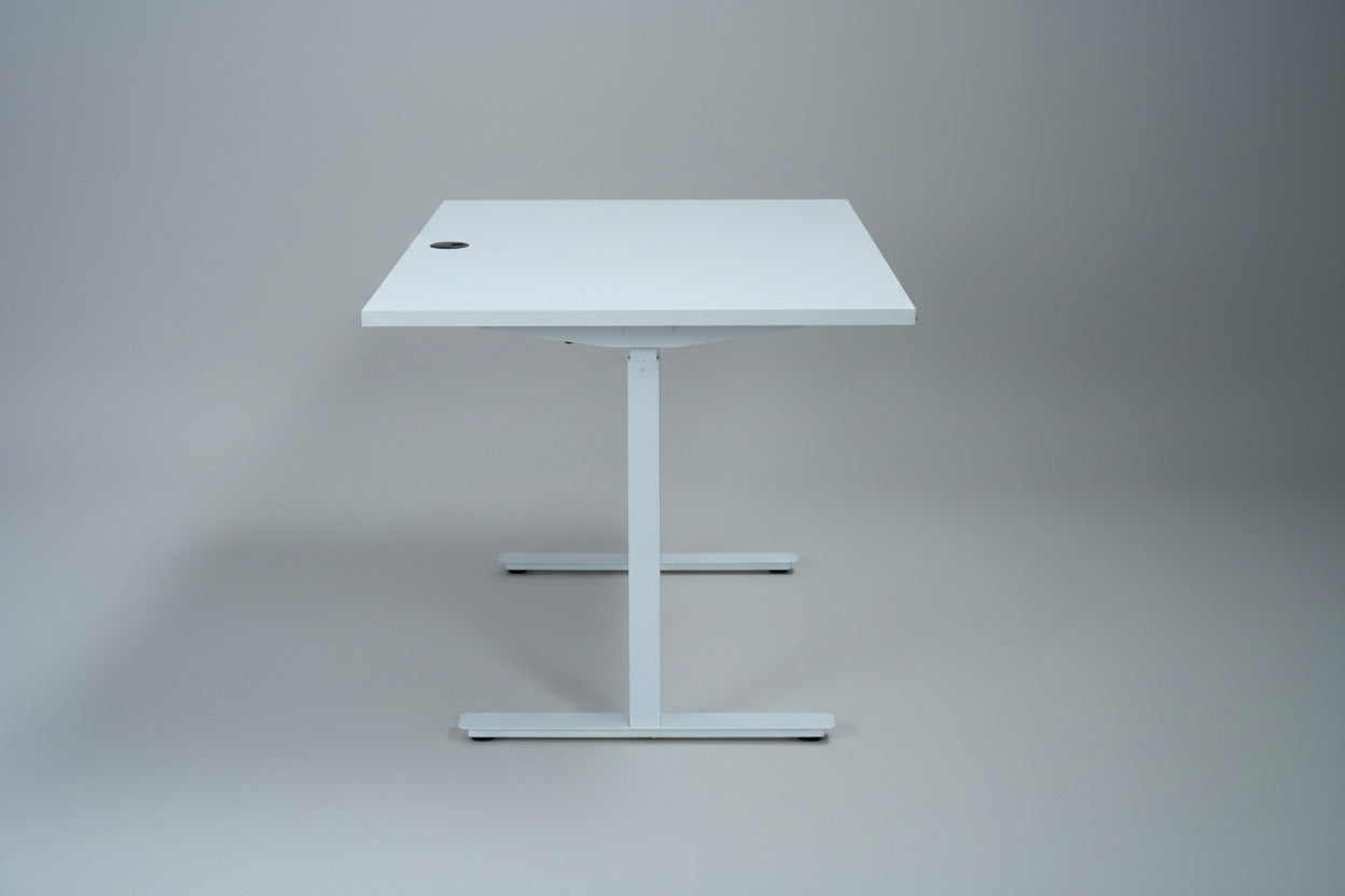 Swedstyle elektrisk hæve-sænkebord med hvid laminatbordplade set fra siden.