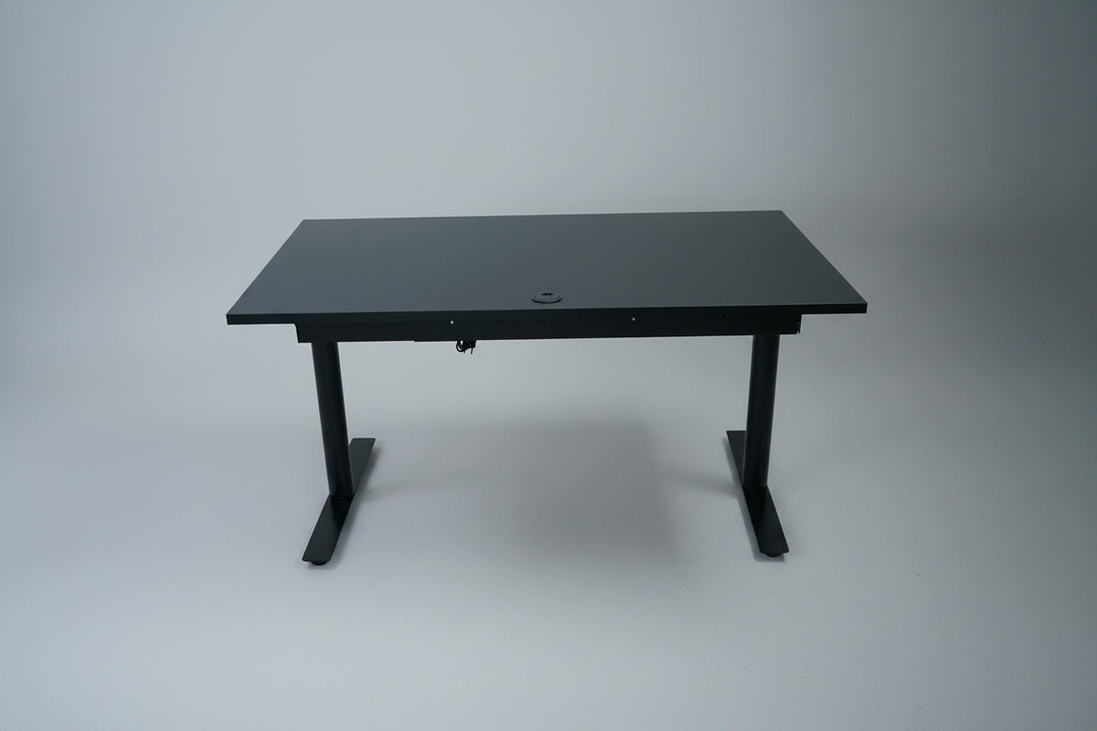 Swedstyle hæve-sænkebord 120x80 cm med sort stel og integreret kabelbakke set bagfra.