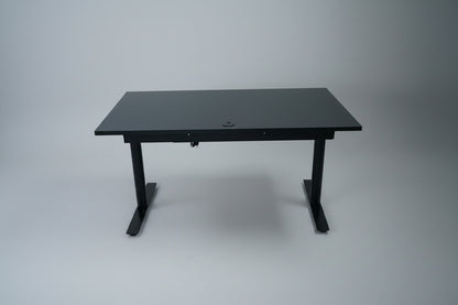 Swedstyle hæve-sænkebord 120x80 cm med sort stel og integreret kabelbakke set bagfra.