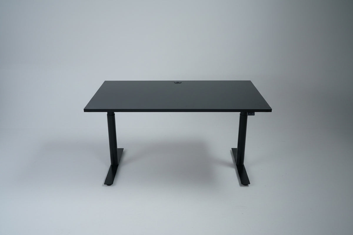Swedstyle hæve-sænkebord 120x80 cm med sort laminat, sort stel og kabelbakke set forfra.