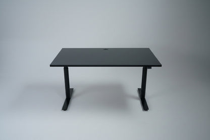Swedstyle hæve-sænkebord 120x80 cm med sort laminat, sort stel og kabelbakke set forfra.
