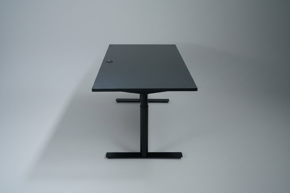 Swedstyle hæve-sænkebord i sort laminat med sort stel set fra siden.