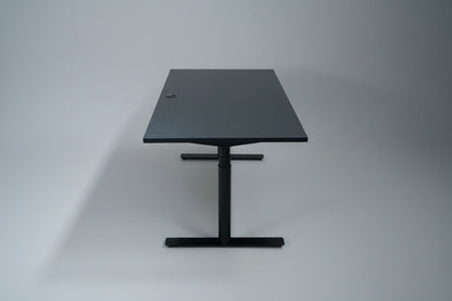 Swedstyle hæve-sænkebord i sort laminat med sort stel set fra siden.