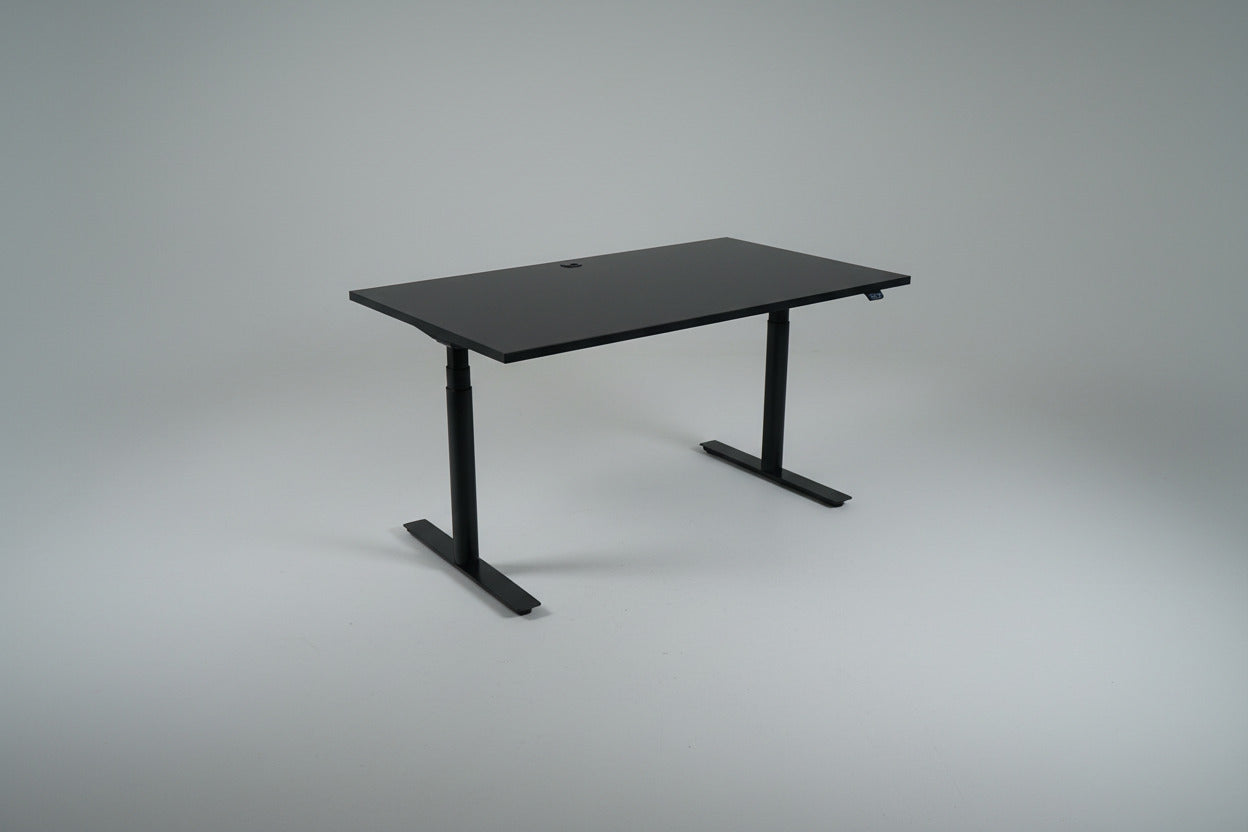 Swedstyle hæve-sænkebord 120x80 cm i sort laminat med sort stel set fra skrå vinkel.