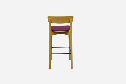 TAKT T16 Cross Bar Chair i olieret eg med polstret ryglæn set bagfra