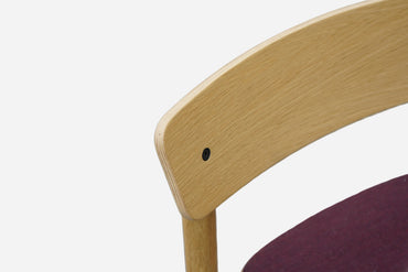 Close-up af TAKT T16 Cross Bar Chair med lilla polstring og detaljer i olieret eg