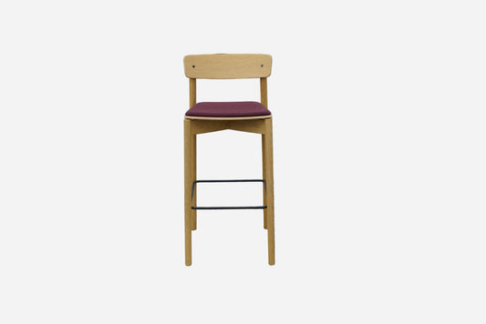 TAKT T16 Cross Bar Chair barstol i olieret eg med lilla polstret sæde og ryglæn set forfra