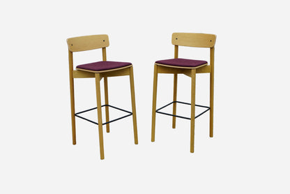 To TAKT T16 Cross Bar Chair barstole i olieret eg med lilla polstret sæde og ryglæn