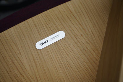 TAKT logo på T16 Cross Bar Chair designet af Pearson Lloyd