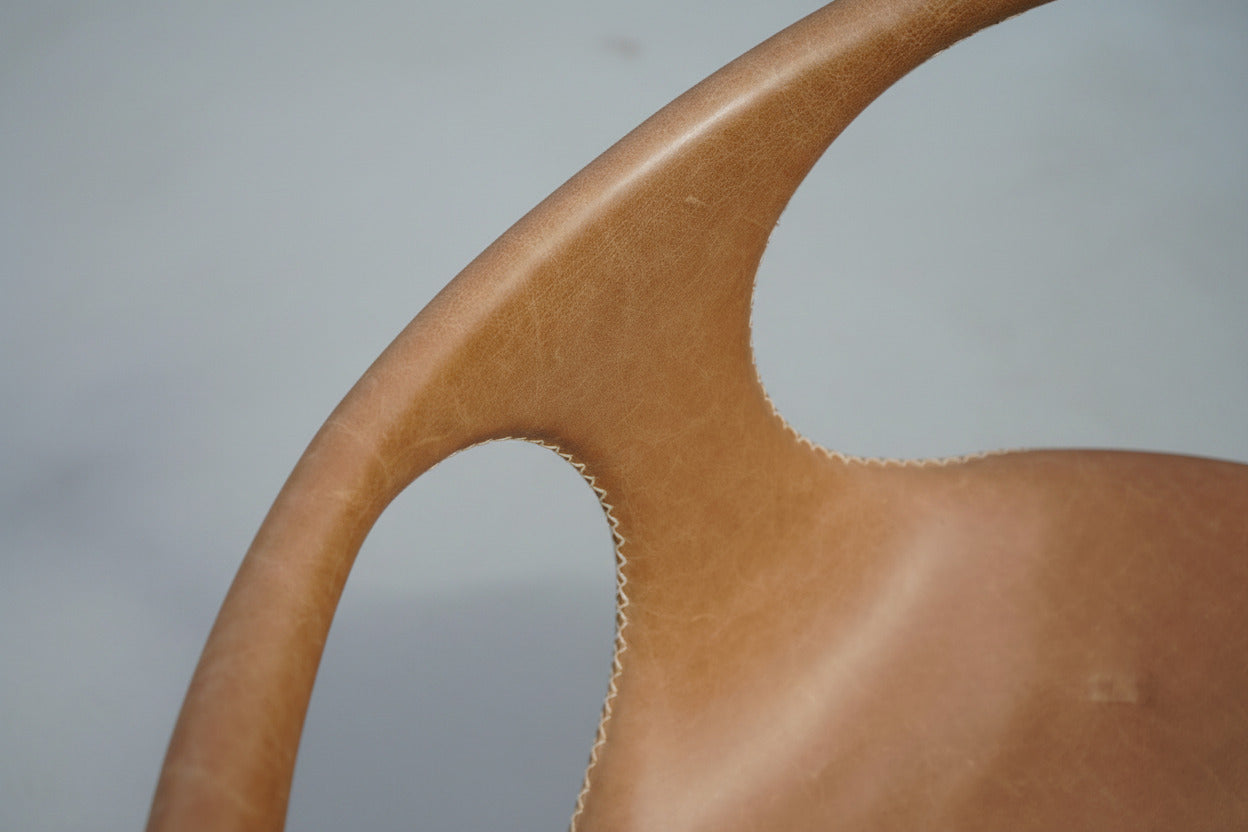 Close up af Taurus spisestol i brunt læder og skind