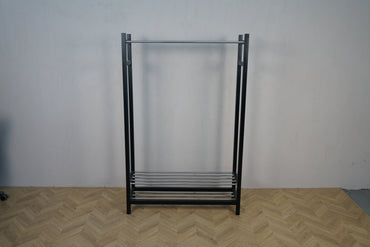 Sort tøjstativ i metal med bøjlestang set forfra