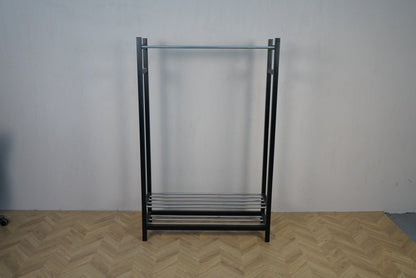 Sort tøjstativ i metal med bøjlestang set forfra