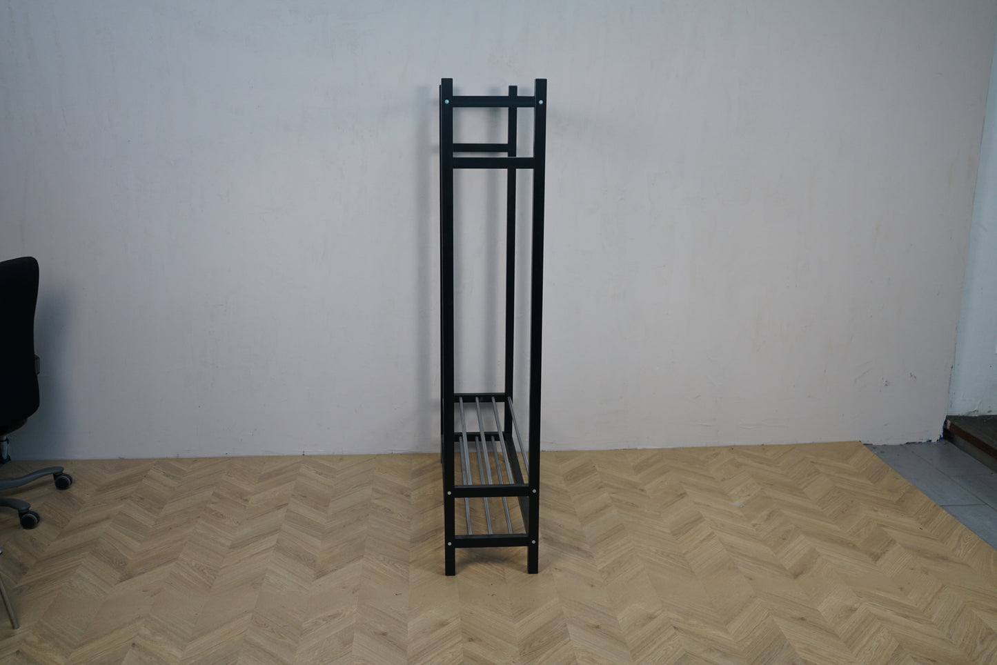 Sort tøjstativ i metal set fra siden