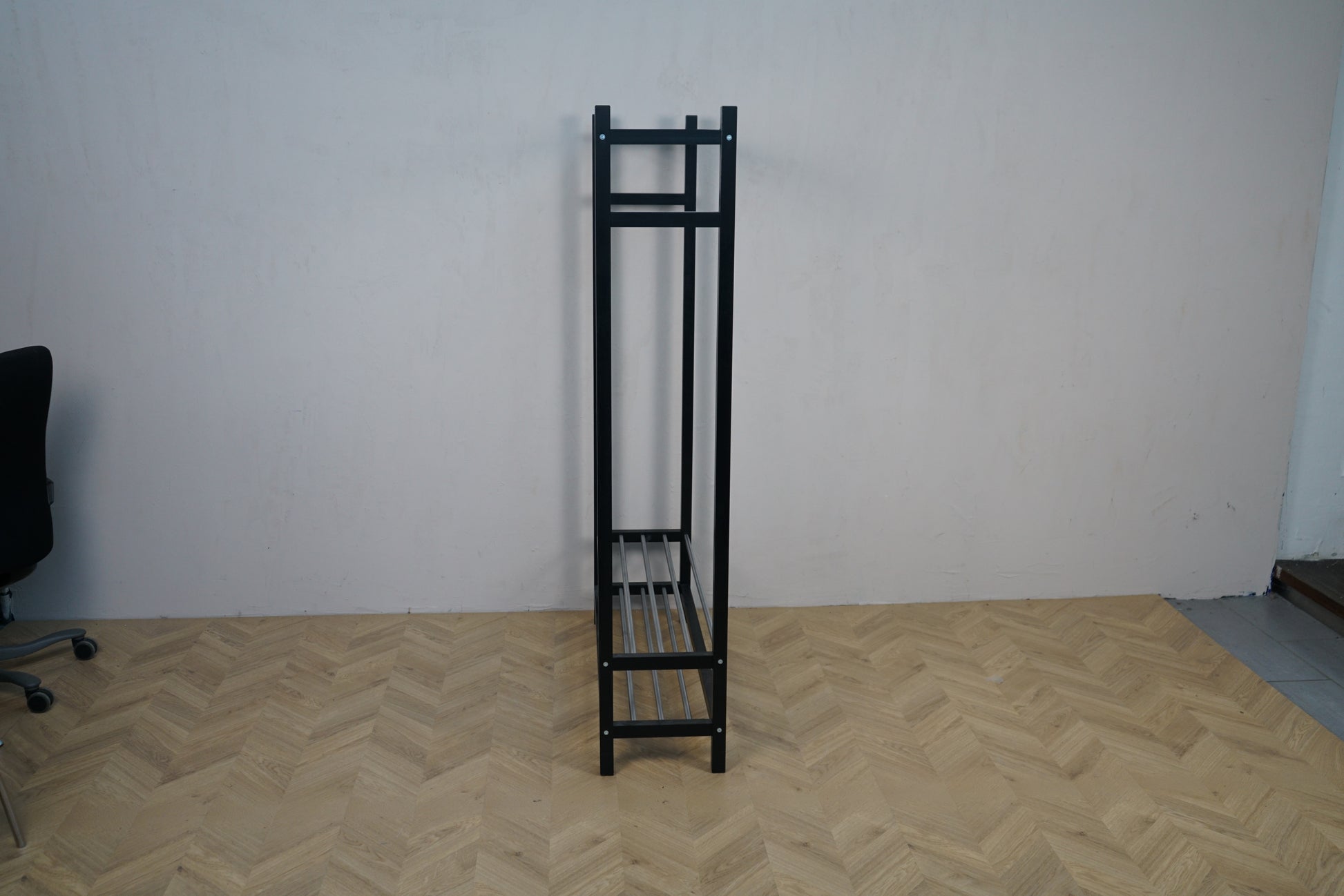 Sort tøjstativ i metal set fra siden