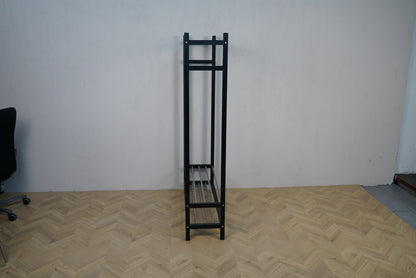 Sort tøjstativ i metal set fra siden