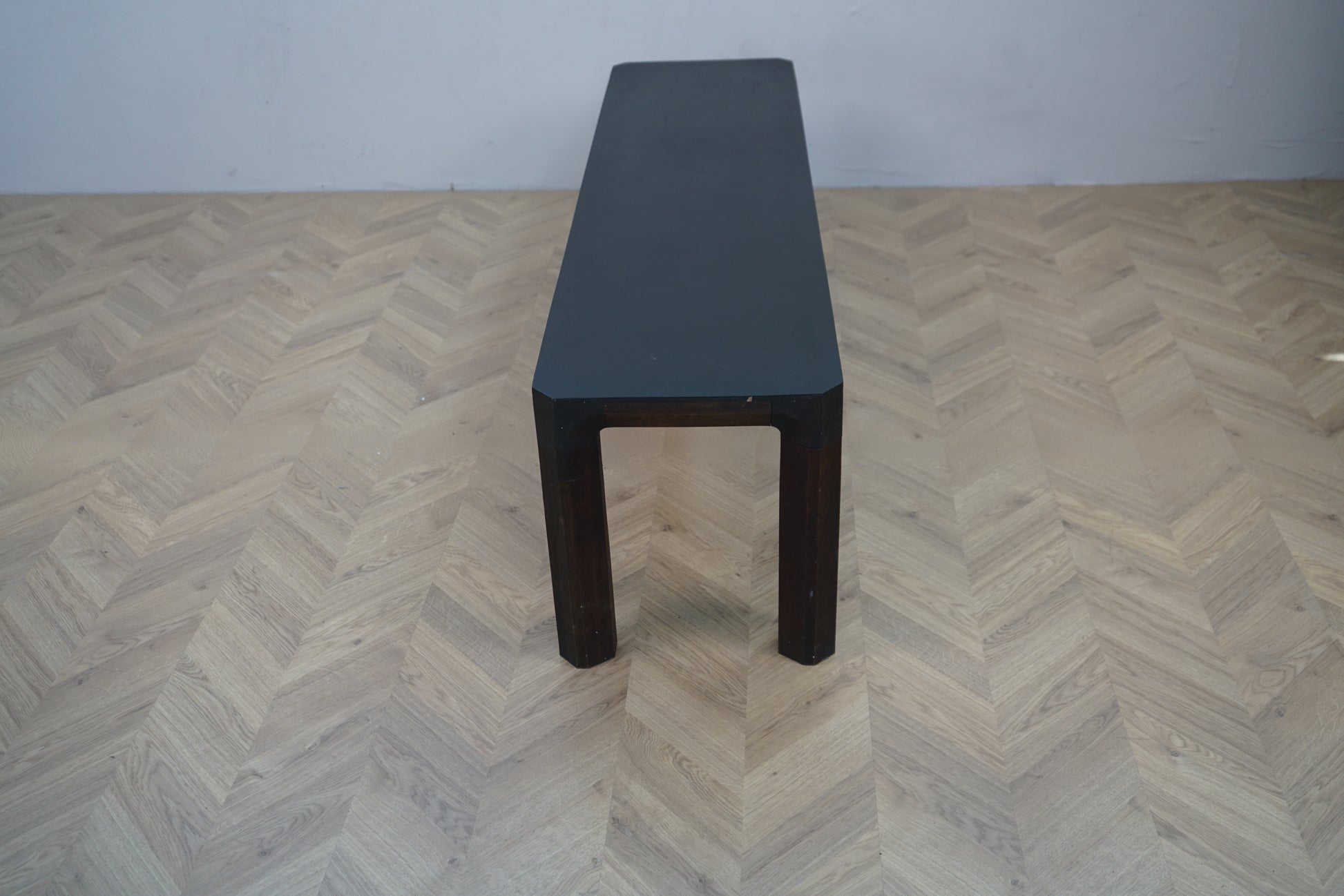 Elegant træbænk med sort sæde – set fra siden, moderne bænk 153x37x44 cm
