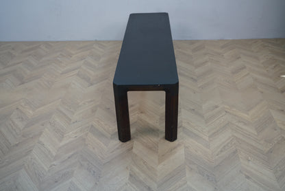 Elegant træbænk med sort sæde – set fra siden, moderne bænk 153x37x44 cm