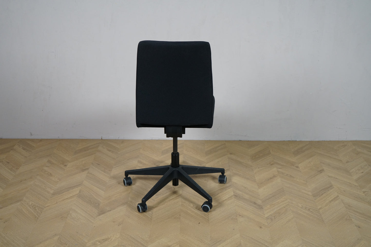 Tronhill Infra Lowback kontorstol i sort set bagfra med lav ryg og stilrent design