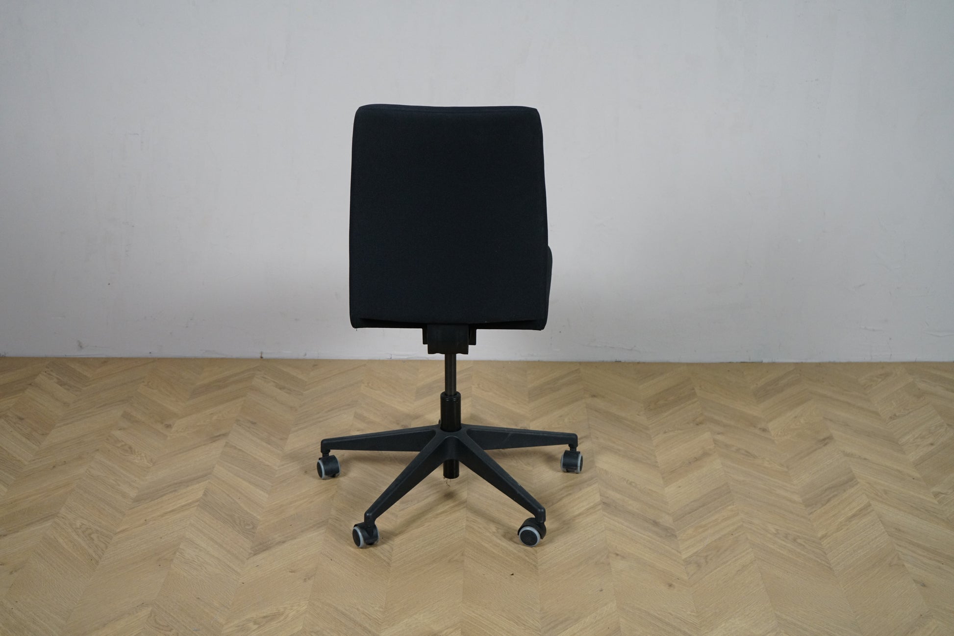 Tronhill Infra Lowback kontorstol i sort set bagfra med lav ryg og stilrent design